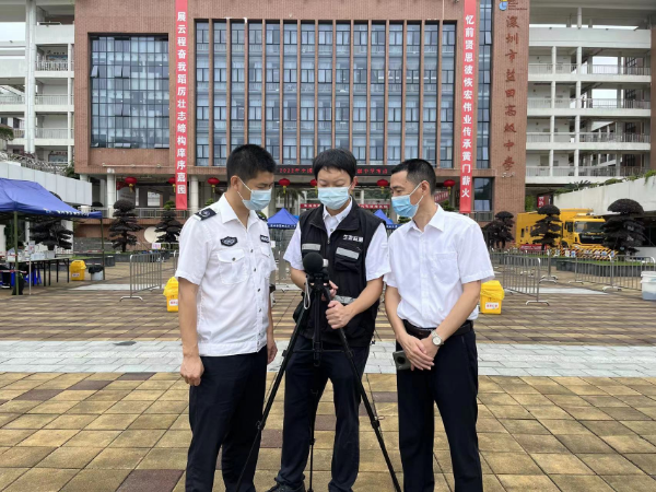 4.监测人员对考点开展声环境监测.jpg