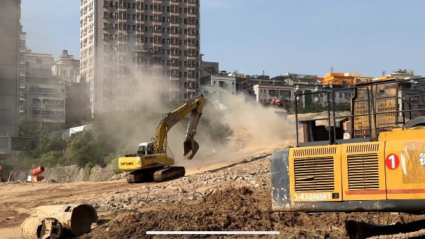 深圳首宗 龙华一建设单位因扬尘污染防治不力被处罚.jpg